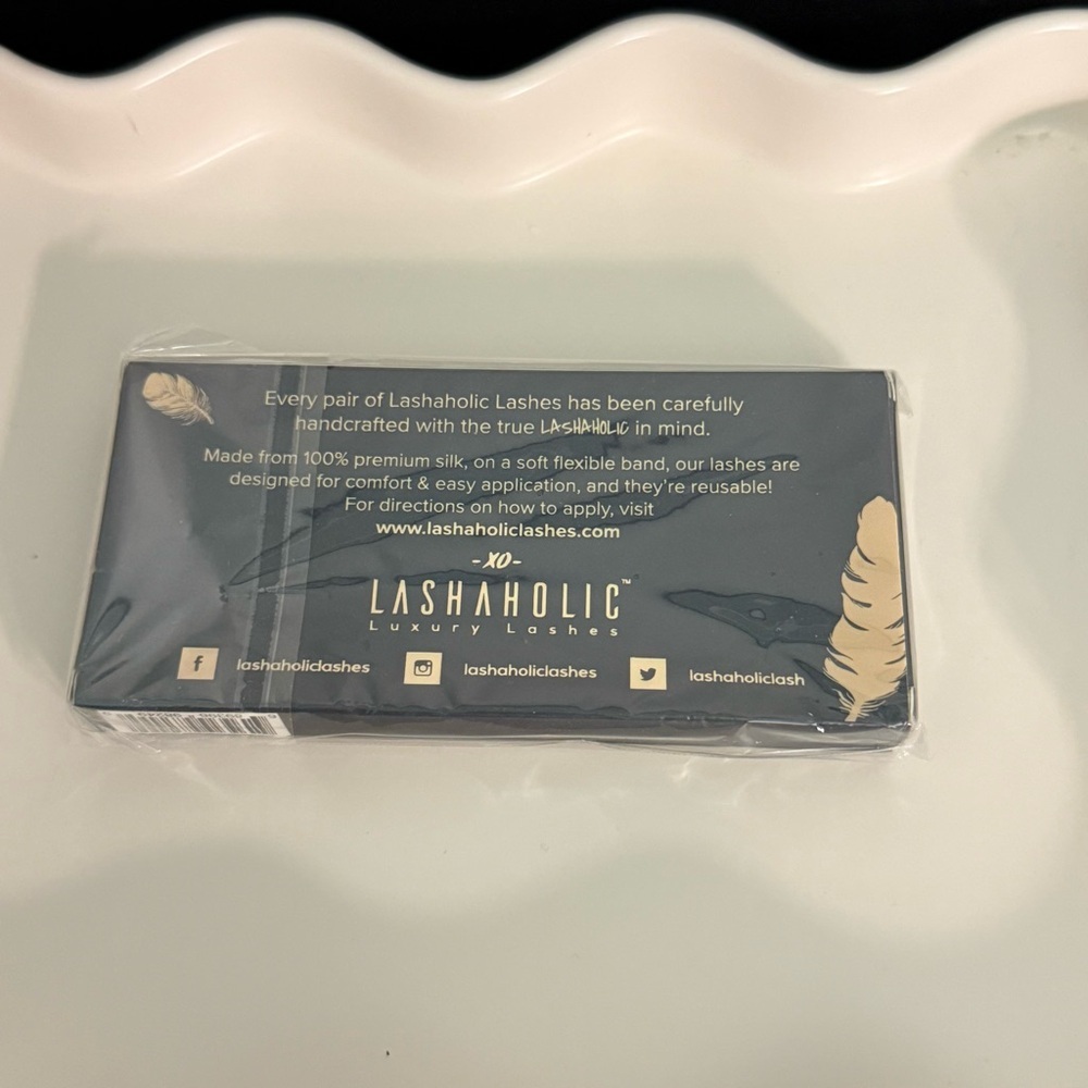 NWT- Lashaholic Luxury Lashes Black False Eyelashes 100% Silk Cruelty Free - Picture 2 of 4